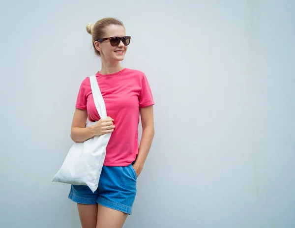 Kvinnlig Modell Bär Rosa Blank Shirt Bakgrunden Grå Vägg — Stockfoto