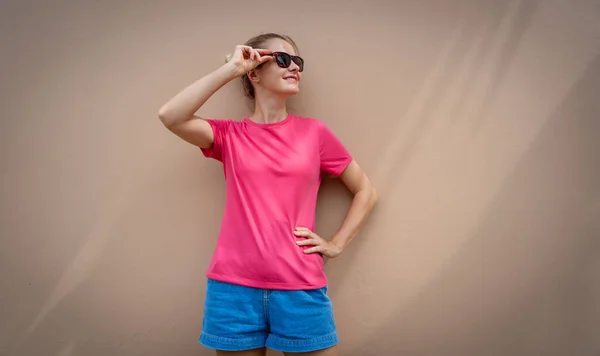 Женщина Модель Розовой Пустой Футболке Фоне Песчаной Стены — стоковое фото