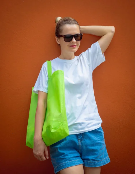 Modello Femminile Con Shirt Bianca Sullo Sfondo Una Parete Arancione — Foto Stock