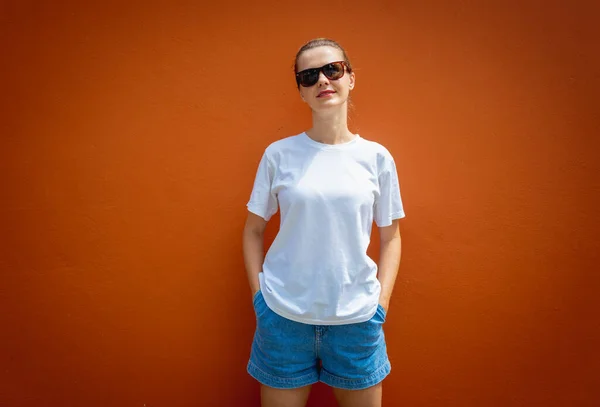 Женщина Модель Белой Пустой Футболке Фоне Оранжевой Стены — стоковое фото