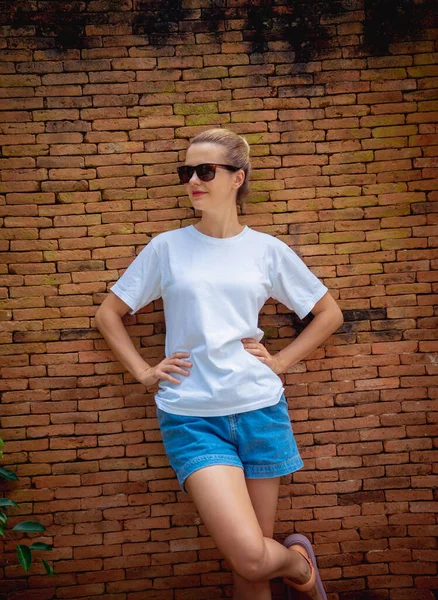 Kvinnlig Modell Bär Vit Tom Shirt Bakgrunden Tegelvägg — Stockfoto