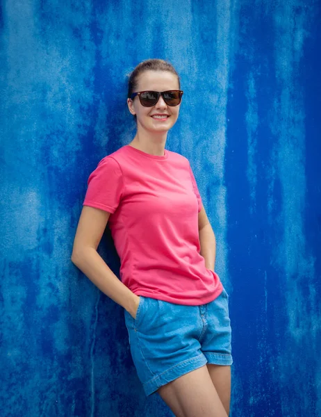 Kvinnlig Modell Bär Rosa Blank Shirt Bakgrunden Blå Vägg — Stockfoto