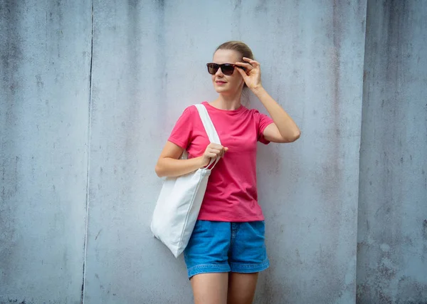 Modello Femminile Che Indossa Shirt Bianca Rosa Sullo Sfondo Una — Foto Stock