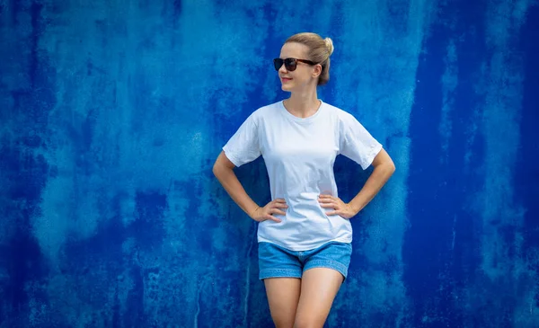 Женщина Модель Белой Пустой Футболке Фоне Синей Стены — стоковое фото
