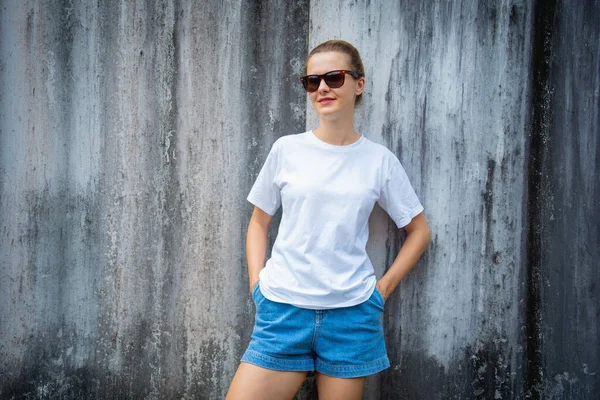 Kvinnlig Modell Bär Vit Tom Shirt Bakgrunden Grå Repad Vägg — Stockfoto