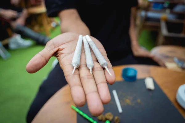 Jovem Fazendo Cigarros Com Maconha Medicinal — Fotografia de Stock