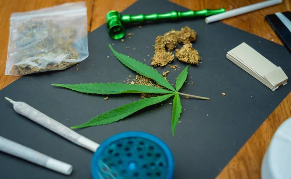 Juntas Botões Cannabis Medicinal Cigarros Uma Mesa Madeira — Fotografia de Stock