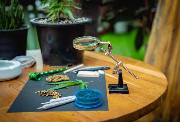Joints Bourgeons Cannabis Médical Cigarettes Sur Une Table Bois — Photo