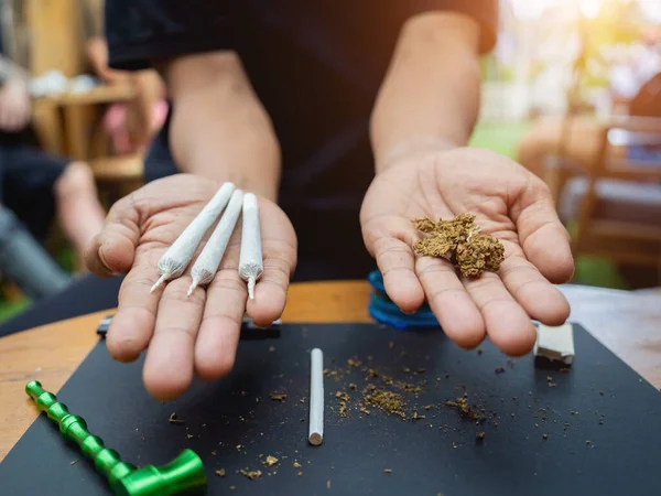 Junger Mann Macht Zigaretten Mit Medizinischem Marihuana — Stockfoto