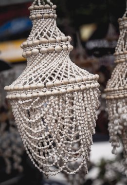 Farklı deniz kabuklarıyla süslenmiş el yapımı bir hatıra..