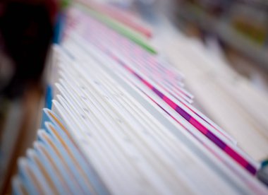 Kitapçıdaki raflarda farklı kitaplar var..