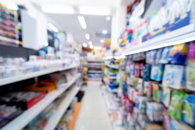 Kitapçının arka planında raflarda farklı kitaplar var..