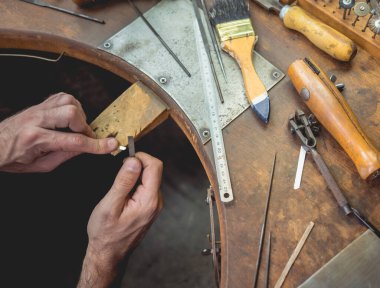 El yapımı mücevher imalatı için büyük bir atölyede yüksek lisans..