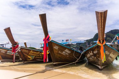 KRABI, THAILAND - 09 Ekim 2022: Okyanus sahilinde geleneksel Tayland tekneleri