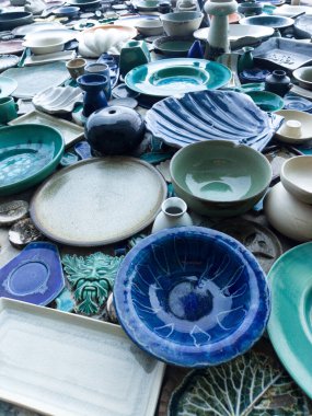 Duvarda mavi ve beyaz seramik tabaklar