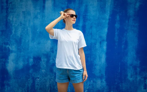 파란색 흰색빈 티셔츠를 — 스톡 사진