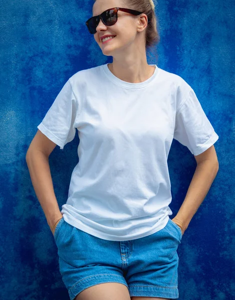 Modelo Feminino Vestindo Camiseta Branca Fundo Uma Parede Azul — Fotografia de Stock