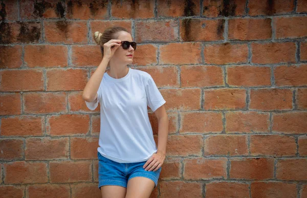 Žena Modelka Nosí Bílé Prázdné Tričko Pozadí Cihlové Zdi — Stock fotografie