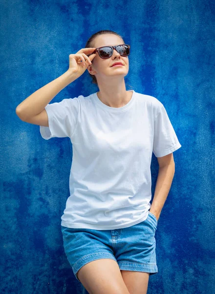 Modello Femminile Con Shirt Bianca Sullo Sfondo Una Parete Blu — Foto Stock