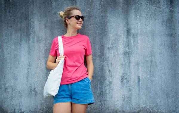 Kvinnlig Modell Bär Rosa Blank Shirt Bakgrunden Grå Repad Vägg — Stockfoto