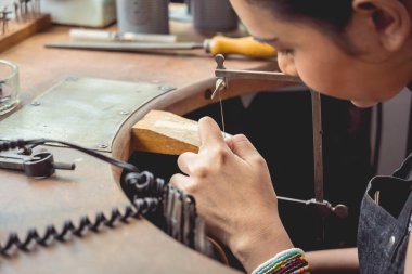 El yapımı mücevher imalatı için büyük bir atölyede yüksek lisans..