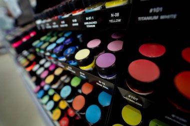 Çok çeşitli renkli boya setlerinin arkaplanı.