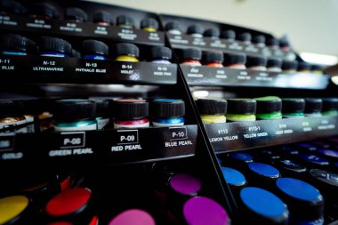 Çok çeşitli renkli boya setlerinin arkaplanı.