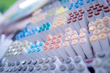 Çeşitli renkte kalem kümelerinin arkaplanı.