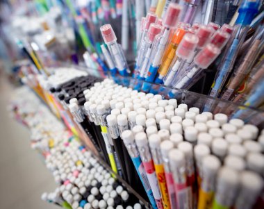 Çeşitli renkte kalem kümelerinin arkaplanı.