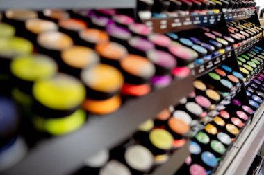 Çok çeşitli renkli boya setlerinin arkaplanı.