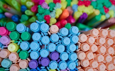 Çeşitli renkte kalem kümelerinin arkaplanı.