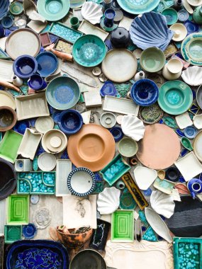 Duvarda mavi ve beyaz seramik tabaklar