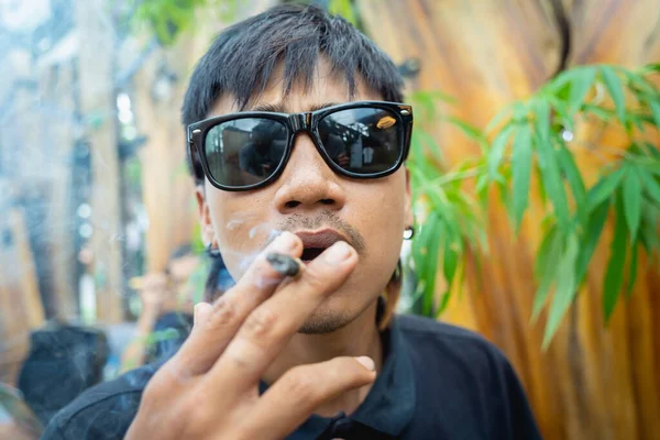 Jovem Fumando Cigarros Com Maconha Medicinal — Fotografia de Stock