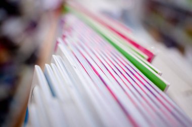 Kitapçıdaki raflarda farklı kitaplar var..