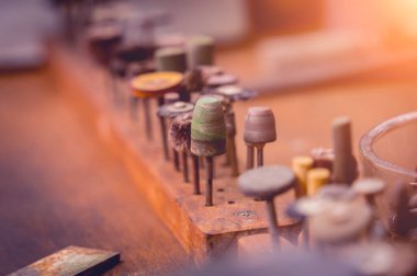 El yapımı mücevher imalatı için büyük bir atölyede alet çantası.