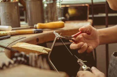 El yapımı mücevher imalatı için büyük bir atölyede yüksek lisans..