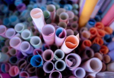 Çeşitli renkli ambalaj kağıdı setinin arkaplanı.