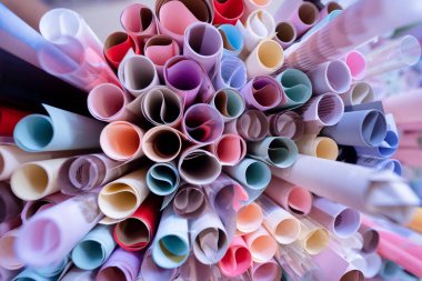 Çeşitli renkli ambalaj kağıdı setinin arkaplanı.