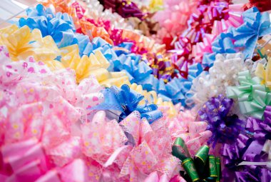 Hediyeler için dekoratif fiyonkların renkli arkaplanı.