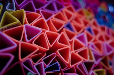 Plastik üçgenli renkli soyut dokunun arkaplanı.