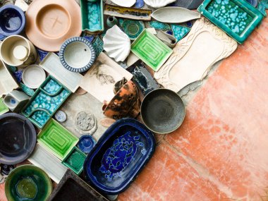 Duvarda mavi ve beyaz seramik tabaklar