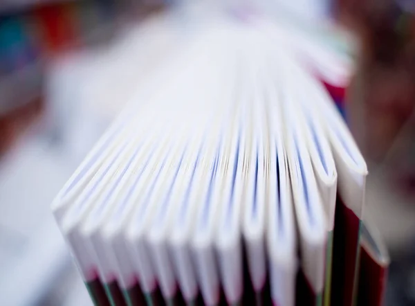 Diversi Libri Che Giacciono Sugli Scaffali Della Libreria — Foto Stock