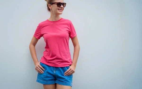 Modelo Femenino Con Camiseta Blanco Rosa Fondo Una Pared Gris —  Fotos de Stock