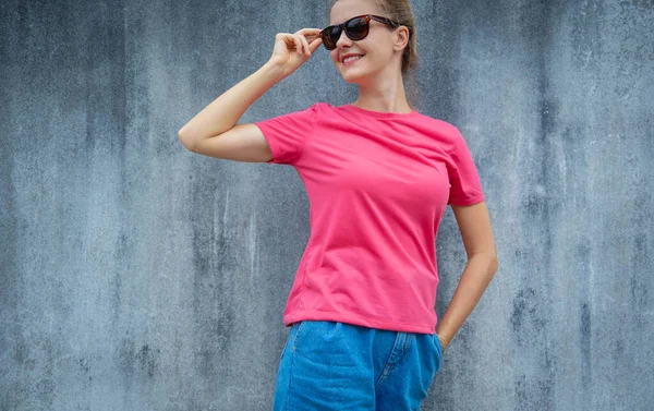 Modello Femminile Con Shirt Bianca Rosa Sullo Sfondo Una Parete — Foto Stock