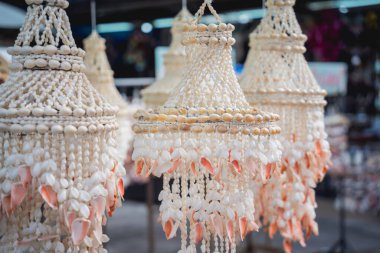Farklı deniz kabuklarıyla süslenmiş el yapımı bir hatıra..