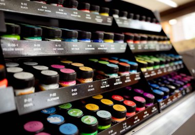 Çok çeşitli renkli boya setlerinin arkaplanı.