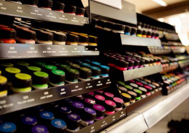 Çok çeşitli renkli boya setlerinin arkaplanı.