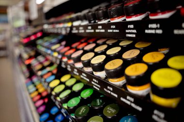 Çok çeşitli renkli boya setlerinin arkaplanı.