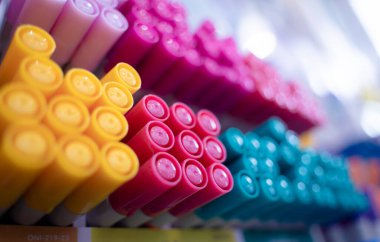 Çeşitli renkte kalem kümelerinin arkaplanı.