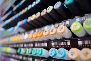 Çeşitli renkte kalem kümelerinin arkaplanı.